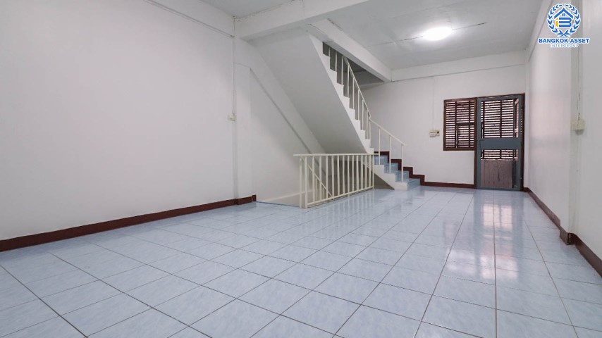 *****อาคารพาณิชย์มือสองย่านกรุงเทพฯ โกสุมรวมใจ แจ้งวัฒนะ เนื้อที่กว้าง 16 ตร.ว. ฟังก์ชัน 4 ห้องนอน 3 ห้องน้ำ ที่จอดรถ 1 คัน ฟรี! เครื่องปรับอากาศ 1 เครื่อง อยู่ในย่านค้าขาย เปิดเป็น Home Office ก็ดี หรือเน้นอยู่อาศัยก็สบาย ตั้งบนทำเลแห่งการเดินทาง เชื่อมต่อถนนวิภาวดีรังสิต, ถนนแจ้งวัฒนะ, ถนนสรงประภา และจุดขึ้นทางด่วน "อุตราภิมุข"